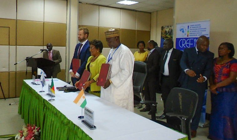Representatives from IDI, SAI Niger and CREFIAF at a signing ceremony for the new PAP-APP programme